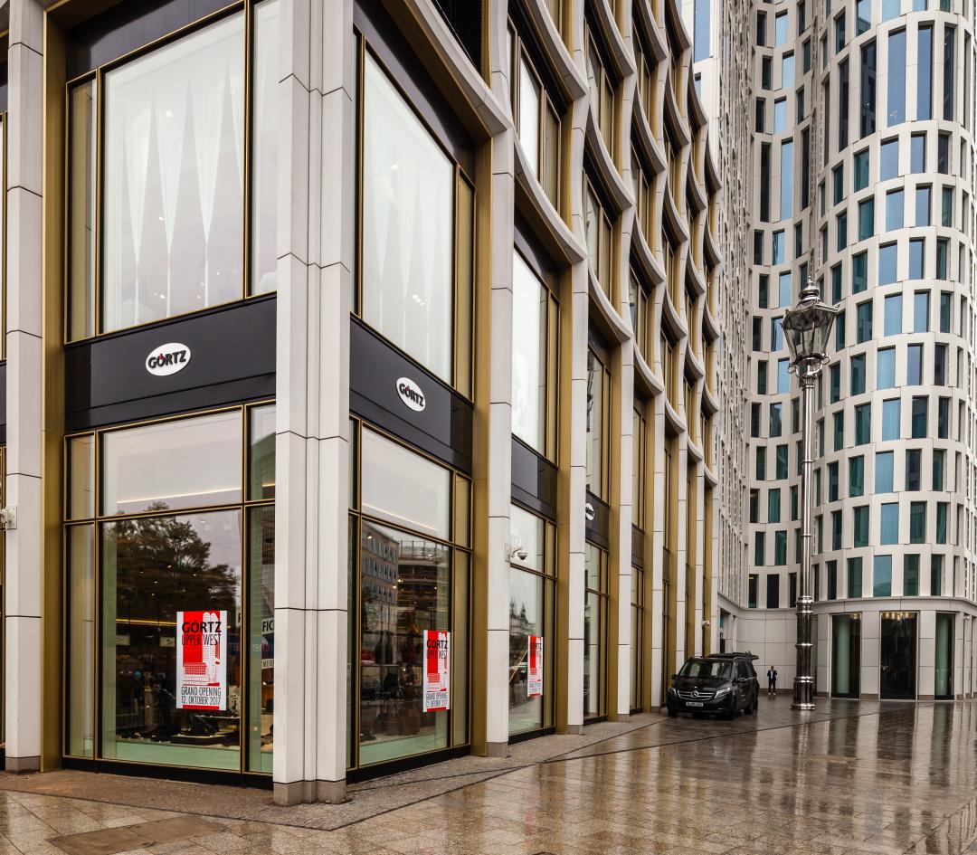 1 Jahr Berlin <em class="clr-blue">Flagshipstore</em>